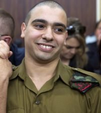 نتنياهو يدعوا بالعفو عن جندي أدين بقتل جريح فلسطيني!