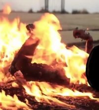 داعش يحرق أم و أبنائها الأربعة بتهمة مغادرة أرض الخلافة