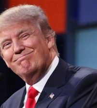 ترامب يغازل احد موظفيه برسالة ويعزله من منصبه