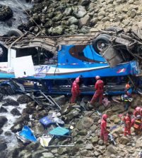 مقتل العشرات بعد سقوط حافلة في البيرو