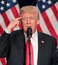 ترامب يجمد 2 مليار دولار مساعدت الى باكستان