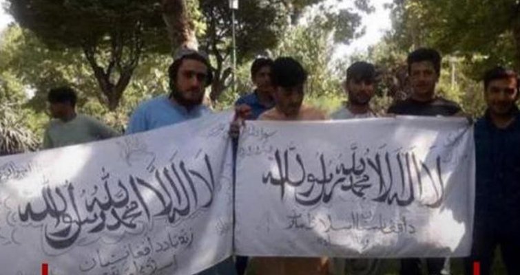 گفته می شود که شماری از اعضای طالبان در تهران بیرق این گروه را به نمایش گذاشتند